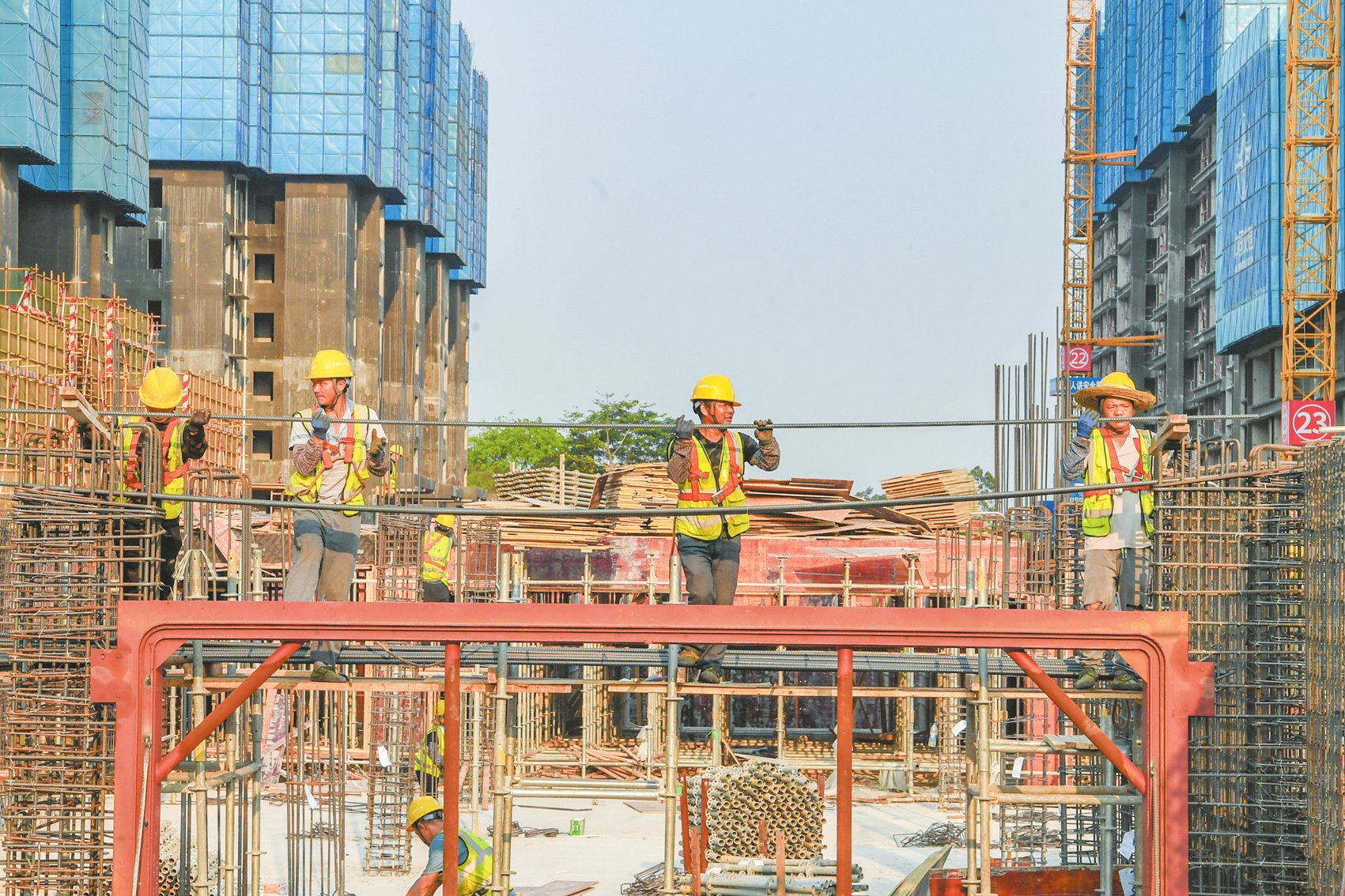 4月4日,在江东新区江东·梧桐里安居房项目,施工人员正在安装钢筋梁.