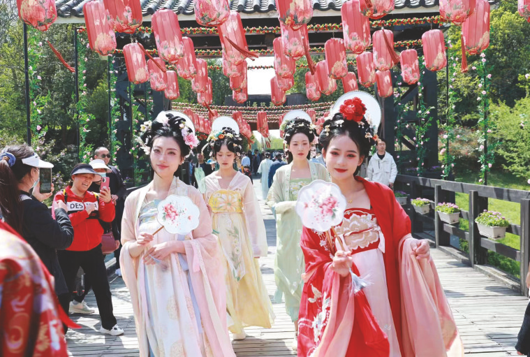 身着汉服可免费入园|汉服_新浪财经_新浪网