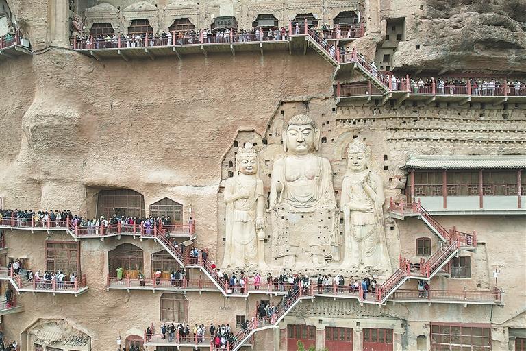 清明假期人们出游热情高涨 旅游市场呈现"春暖花开"