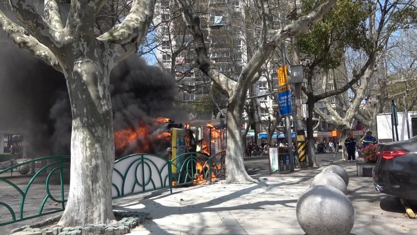 上海崇明一环卫清扫车突发自燃,消防:众人合力救火,未造成人员伤亡