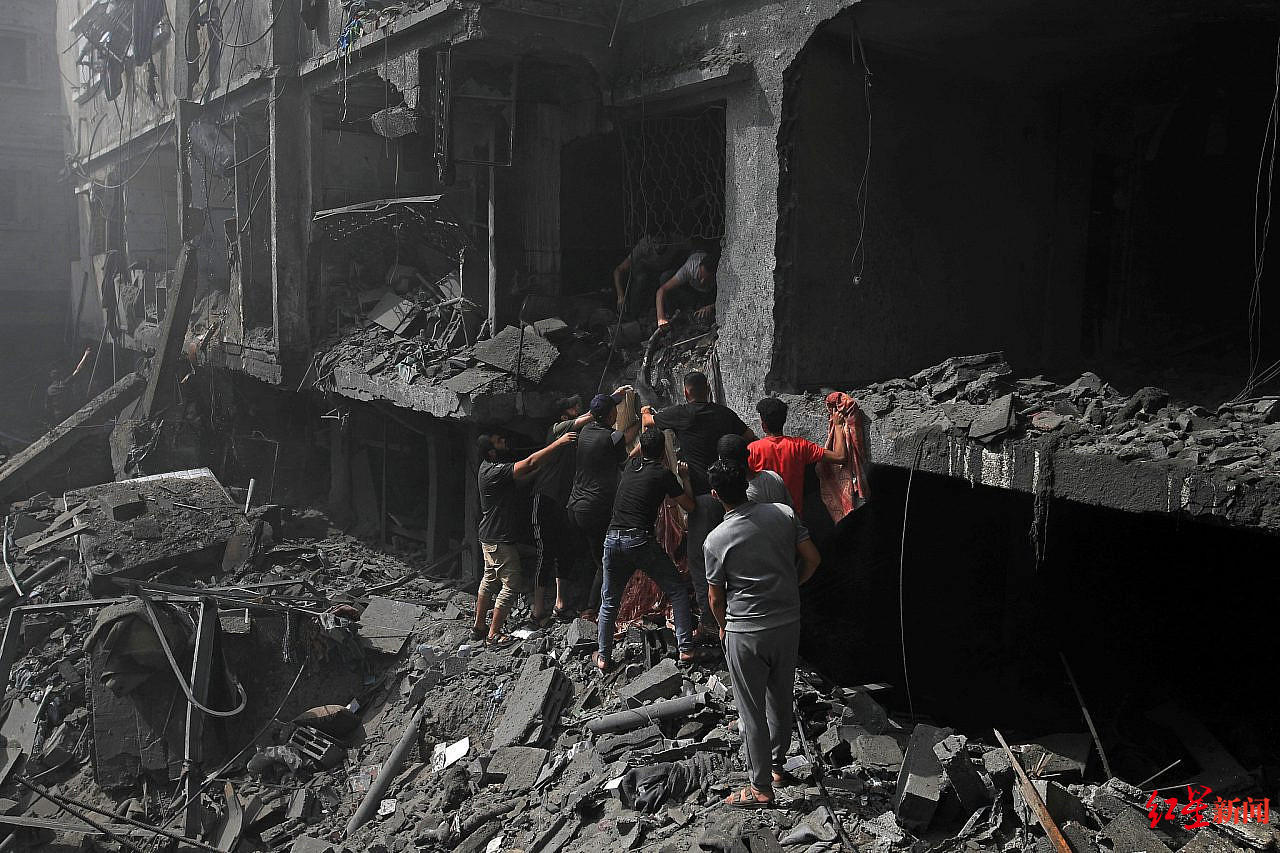 ▲以色列空袭加沙难民营后，巴勒斯坦人寻找幸存者