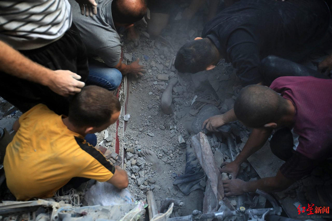 ▲巴勒斯坦人在废墟中徒手刨出尸体的一只手臂