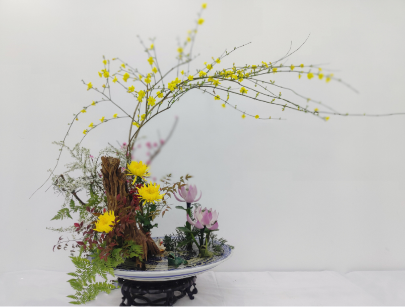 图为：黎佩龙创作的花艺作品《四季吟》