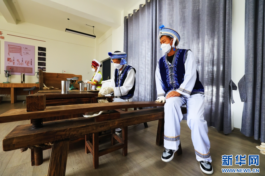 　　下关沱茶馆，工作人员展示传统制茶工艺（摄于4月1日）。新华网赵普凡摄