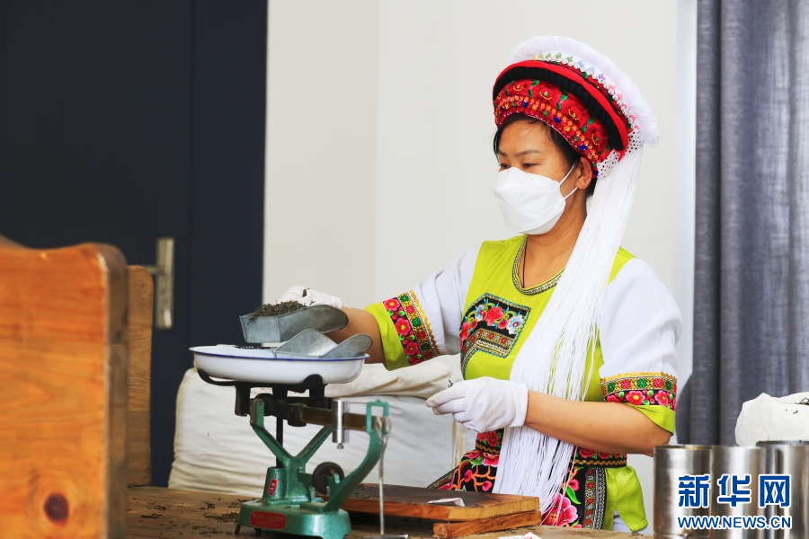 　　下关沱茶馆传统制茶工艺展示区，工作人员正在称茶（摄于4月1日）。新华网赵普凡摄