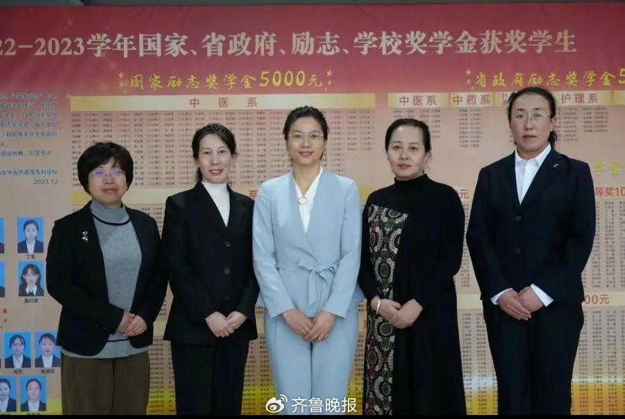 潘喜梅,陈艳丽以及其他8名大龄女同学荣获了国家励志奖学金.