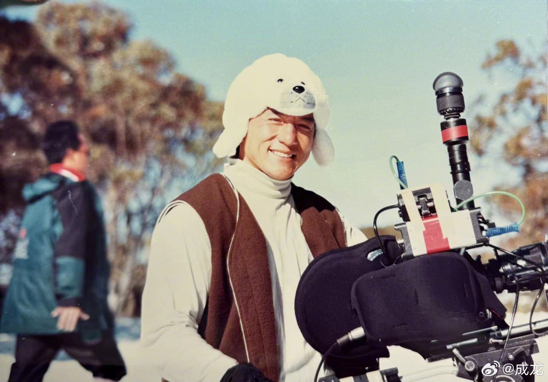 成龙70岁生日回应白发白胡子网友原来是剧情需要