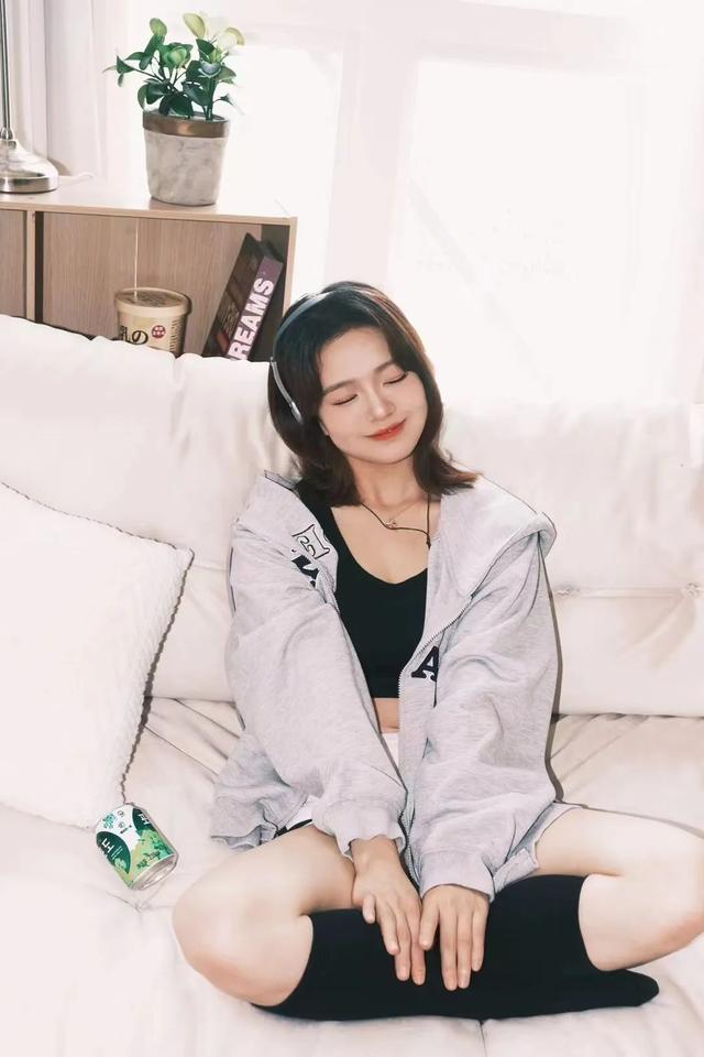 她还获得了拉丁舞教师资格证.最厉害的是,所以唱歌跳舞全能拿捏.
