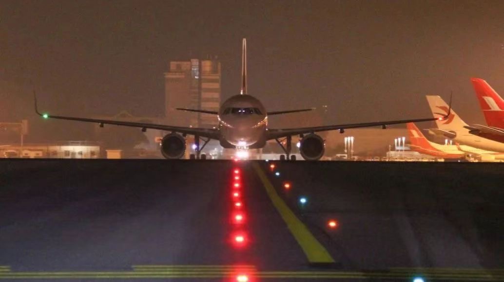 上海虹桥机场跑道状态灯系统投入试运行。  受访者 供图