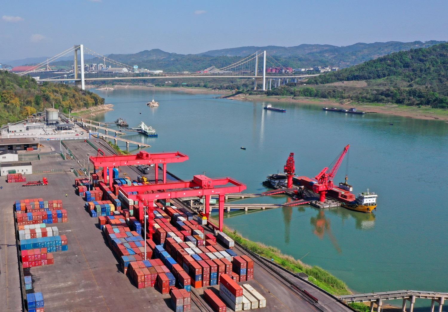 长江上游首个5000吨级输油趸船安装完毕_新浪财经_新浪网