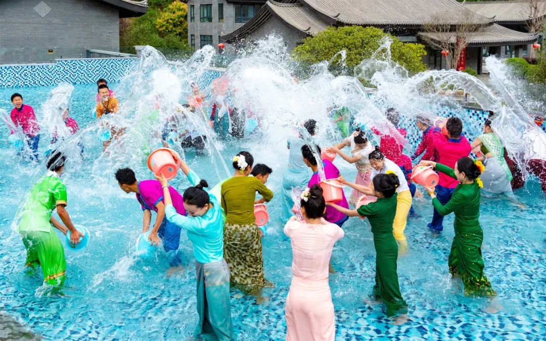 何成江 摄芒市瑞丽市陇川县梁河县盈江县盈江傣文化园泼水广场 资料图