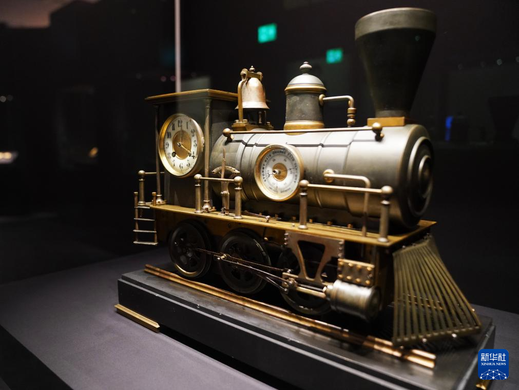 这是3月14日在香港故宫文化博物馆拍摄的1900年的火车头式钟表.