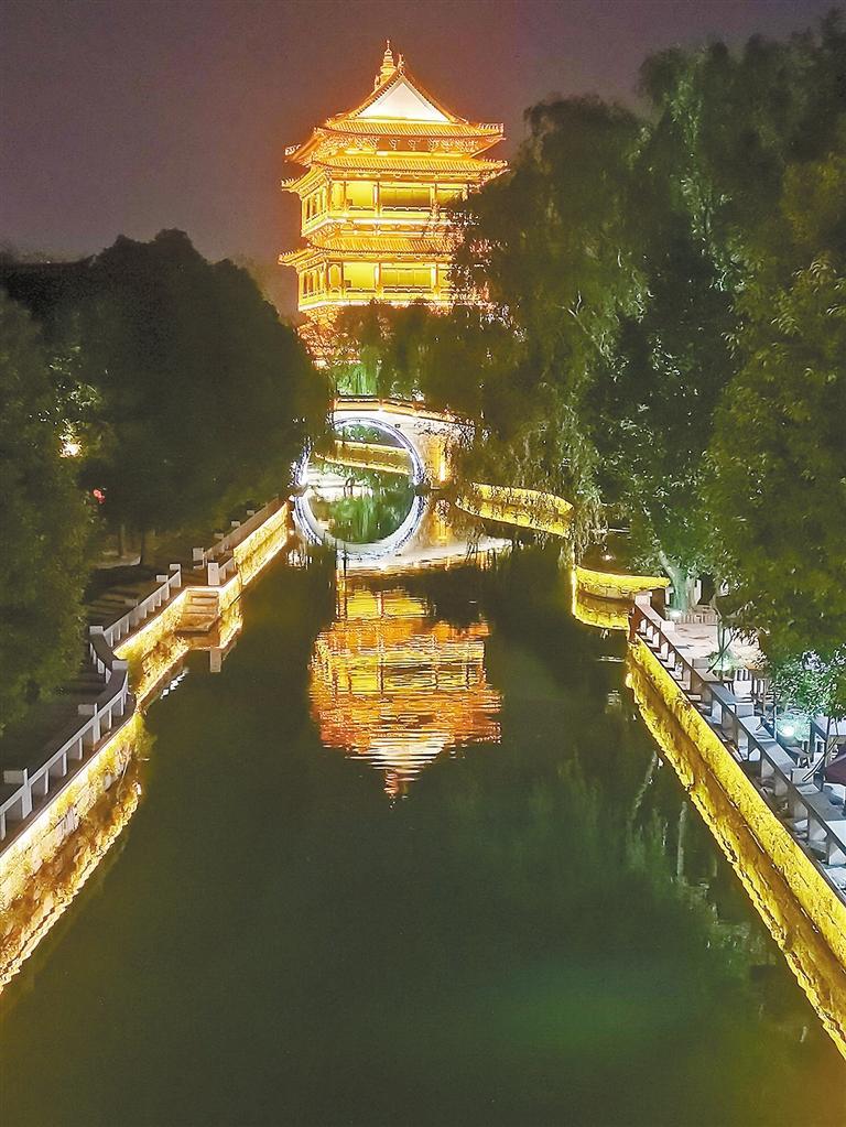 台儿庄夜景到台儿庄时,正是太阳西垂,临近黄昏的时刻.