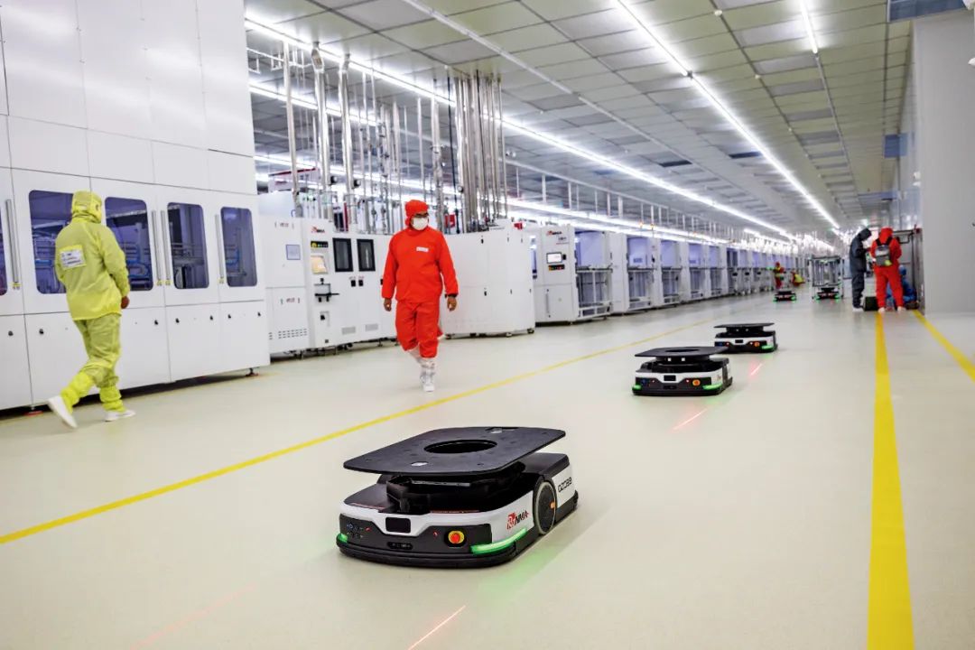 2023年12月15日，浙江金华市，AGV智能运输队伍在一家企业的各个生产单元之间往返穿梭。图/视觉中国