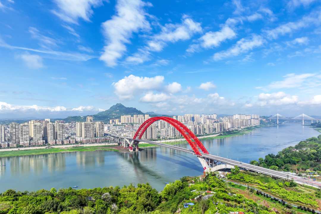 4月8日,位于长江边的四川省合江县城景美如画.