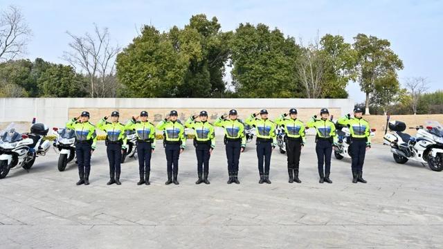 杭州街头00后姑娘爆火抓拍视频刷屏更厉害的是