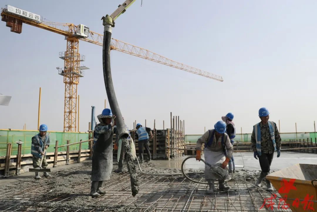 均和云谷·咸阳临空科技港项目工地，工人在浇注混凝土。咸阳日报全媒体记者 周季 摄  摄