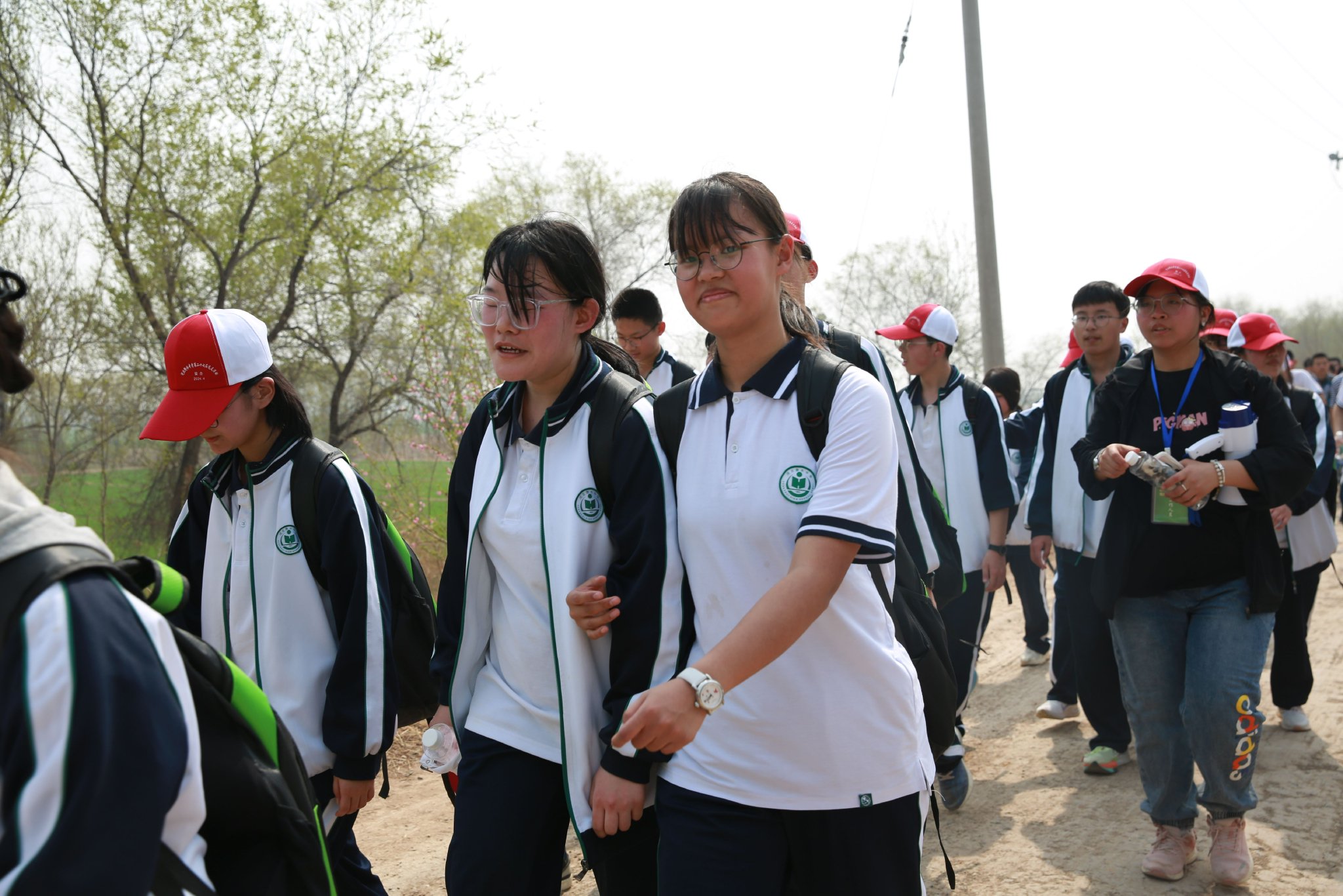 河北衡水中学:春光里以脚步丈量大地 携青春去远足放飞梦想_新浪财经