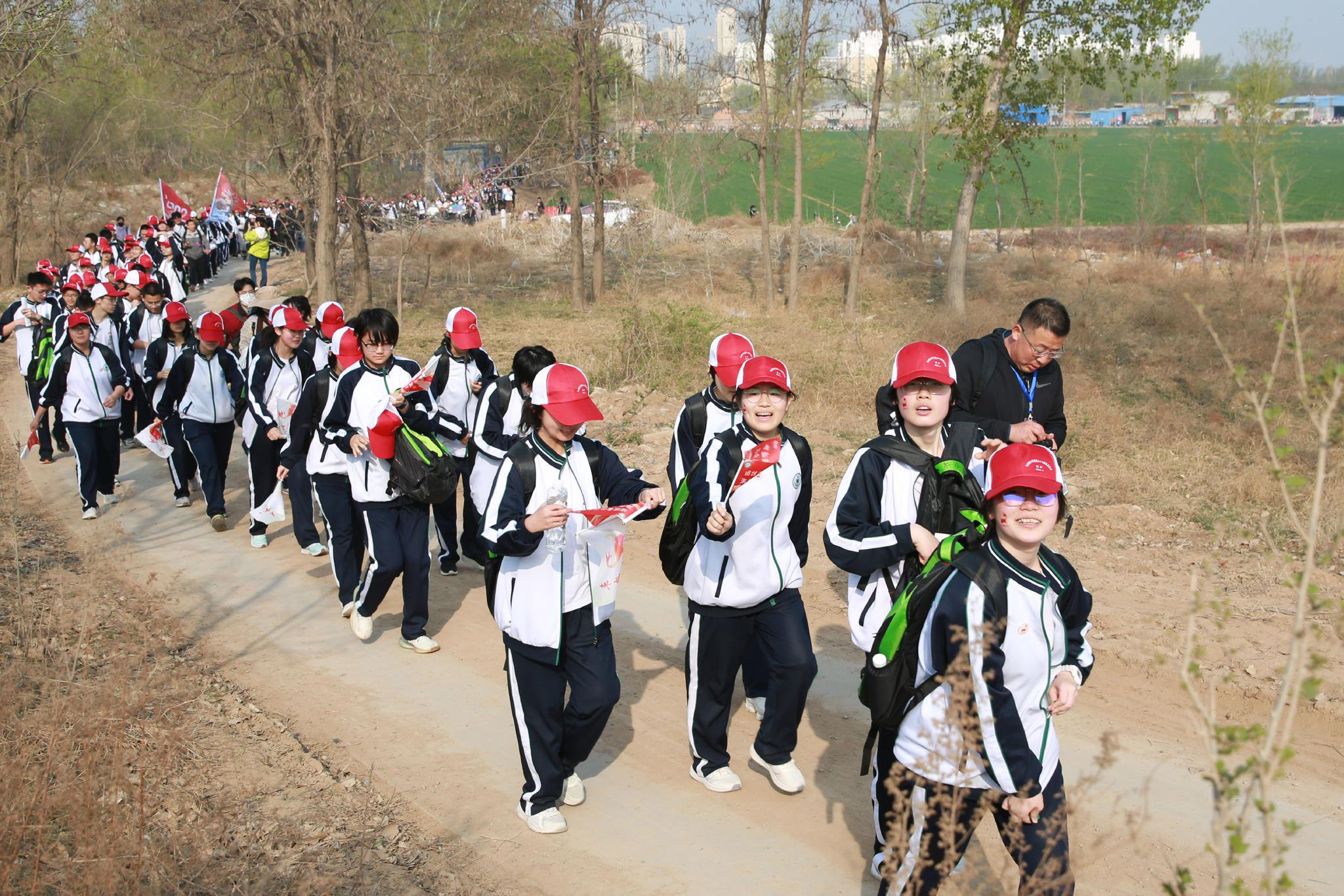 河北衡水中学:春光里以脚步丈量大地 携青春去远足放飞梦想_新浪财经