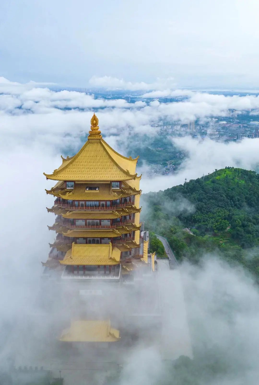 玉凤山双峰对峙而成国家4a级旅游景区是大冶市旅游七朵金花之一位于