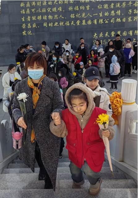 感受,铭记,传承,40名小记者清明祭英烈_新浪财经_新浪网