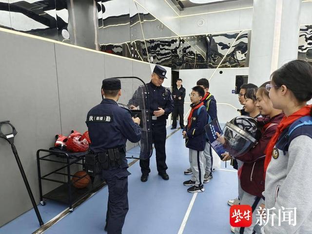 小学生走进派出所沉浸式体验民警工作和装备_新浪财经_新浪网