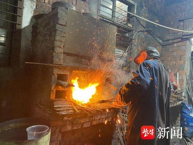 打铁是一种原始的锻造工艺,盛行于上世纪八十年代前的农村.