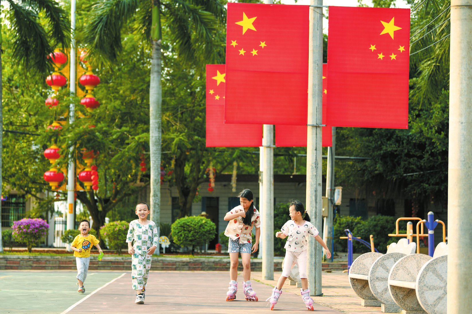　　4月5日，在桂林洋经济开发区丰兴社区西村内，孩子们在嬉戏玩耍。记者 杨鹤 摄