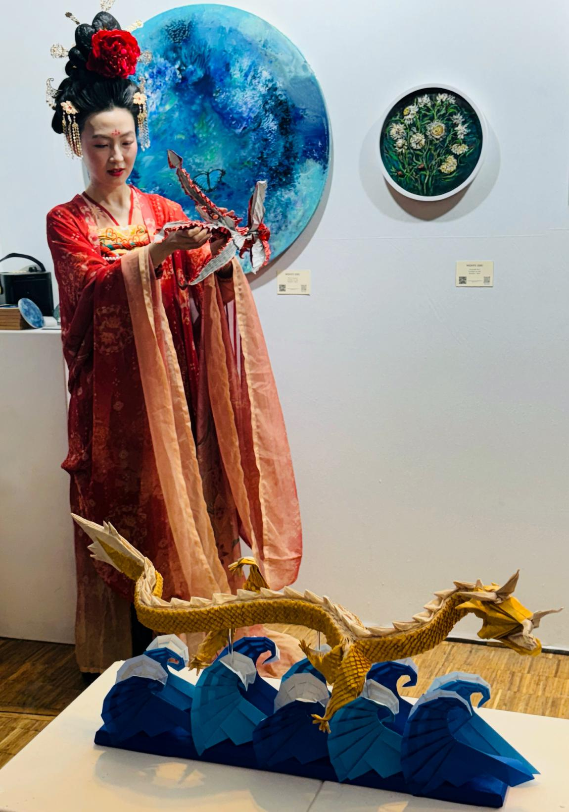 黄晓娴现场演绎将折纸作品"凤凰"二维展开.