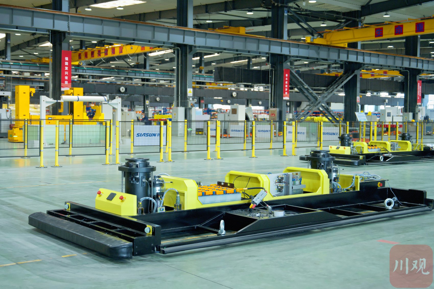 红色的机械臂翻飞,黄色的移动机器人穿梭,各种工业机器人正在调试