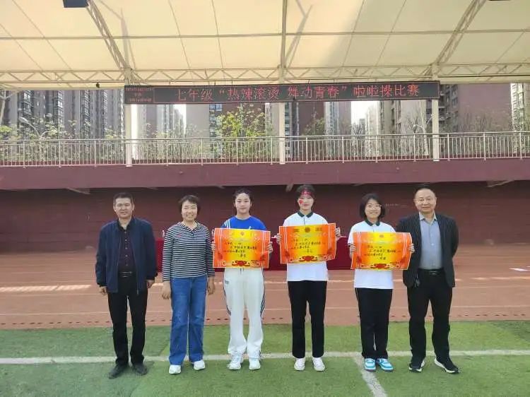 西安市浐灞第二中学七年级啦啦操比赛_新浪财经_新浪网