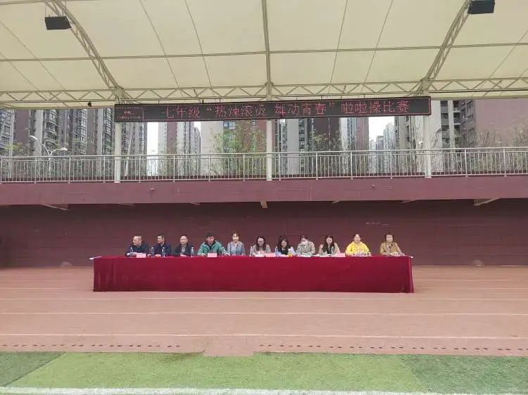 西安市浐灞第二中学七年级啦啦操比赛_新浪财经_新浪网