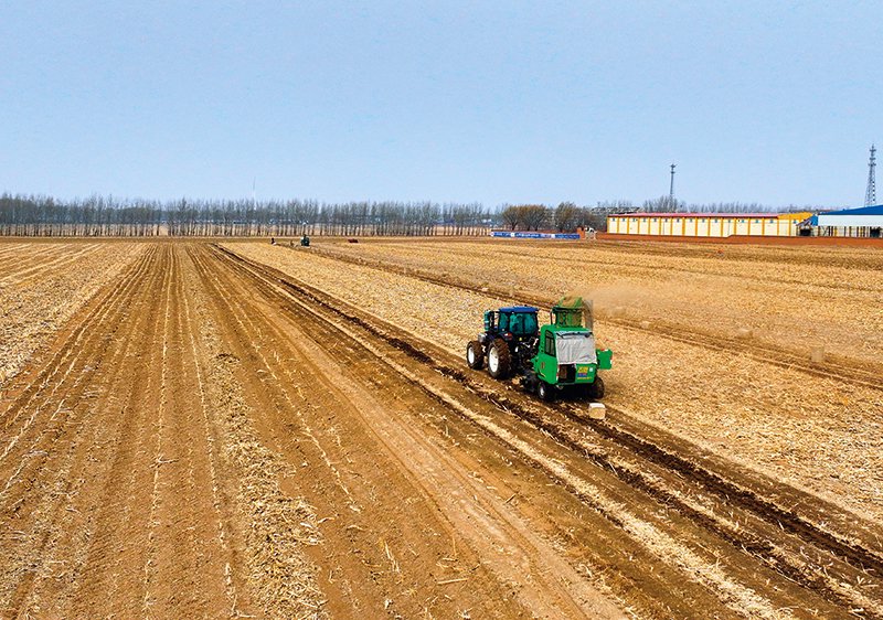 在辽宁省昌图县的田间地头，农机正在进行秸秆离田作业（2024 年 3 月 27 日摄）  昌图县委宣传部供图