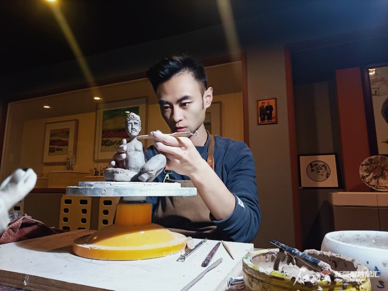 "新疆工艺美术大师",新疆泥彩塑非物质文化遗产传承人吴绍杰正在创作.