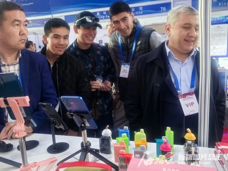 2024（第十三届）乌兹别克斯坦—中国新疆商品展览会上，中亚客商在了解酷派手机。图片由郭运宝提供