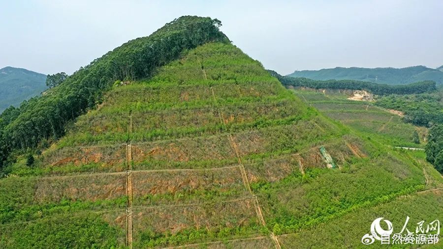 昌乾 摄67"从高速公路,主要交通干道经过时,能够显目地看到这片裸露