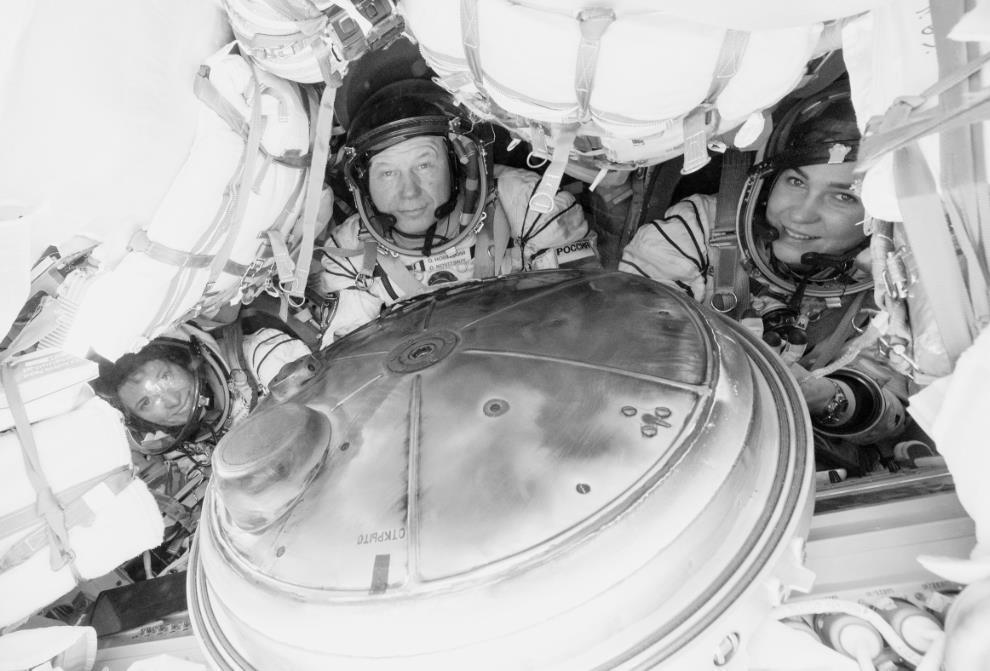 俄飞船载3名宇航员返回地球
