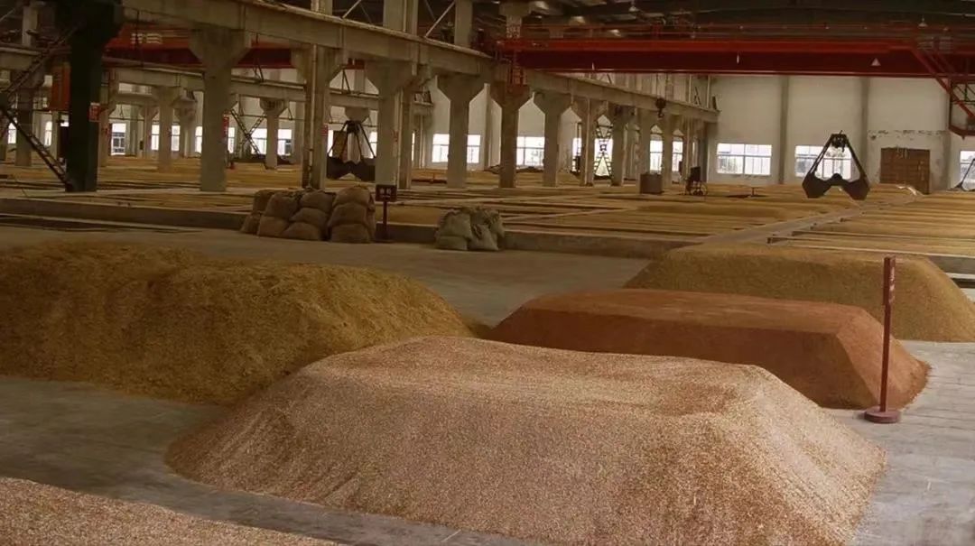 (上一轮蒸馏发酵后的酒糟)中,配入一定比例的原粮,并加入稻壳一起拌和