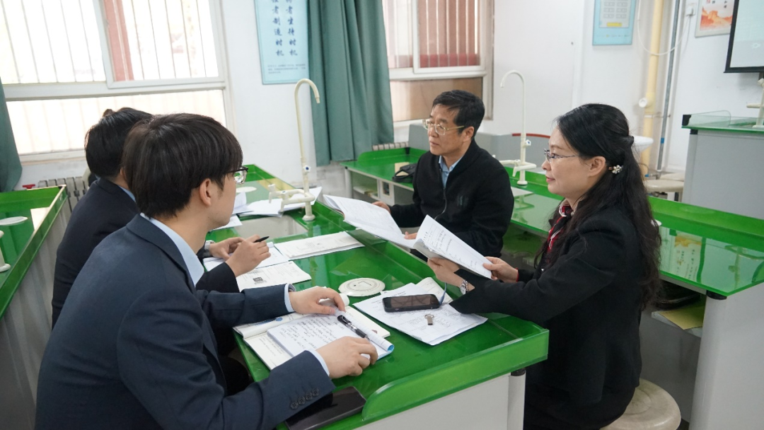 物理马骏老师对两位老师的课进行点评英语杨筱冰老师对两位老师的课