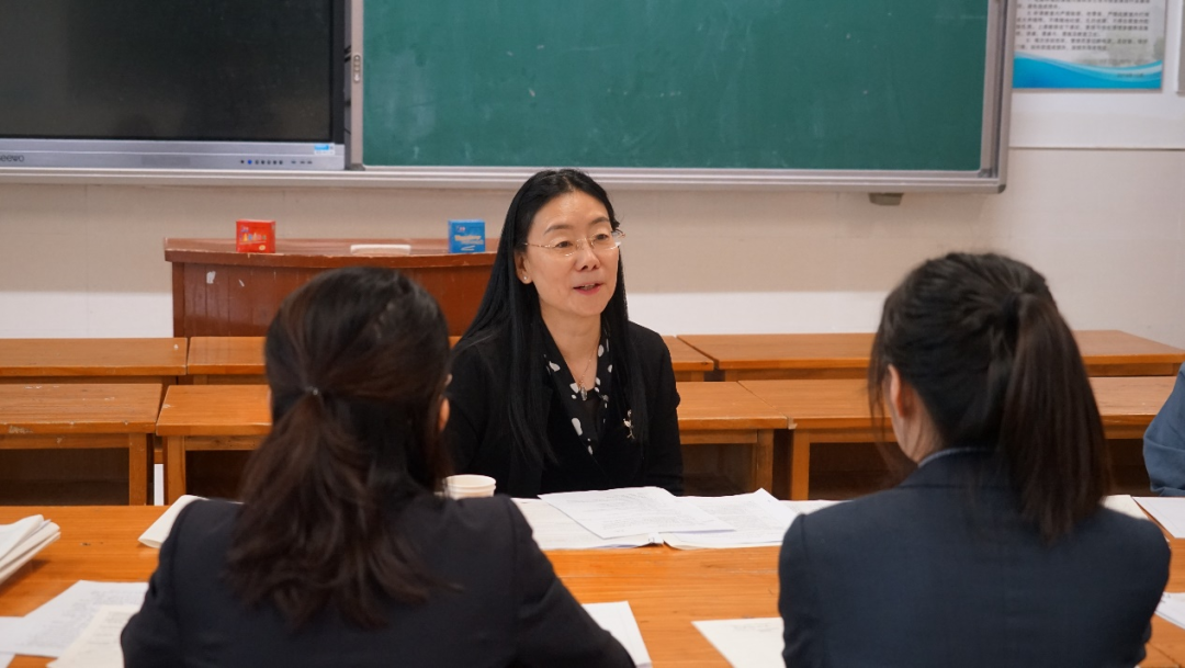 数学周宗岐老师对两位老师的课进行点评第二阶段,专家对观摩的课堂