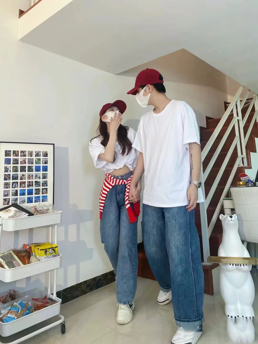 还可以用来做情侣装,这种纯色系穿搭真的很养眼,简约大气,氛围感十足!