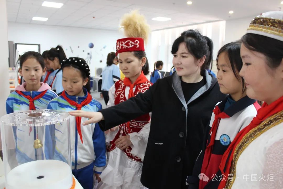 巴州4月8日,博湖县关工委联合教科局举办青少年足球比赛.