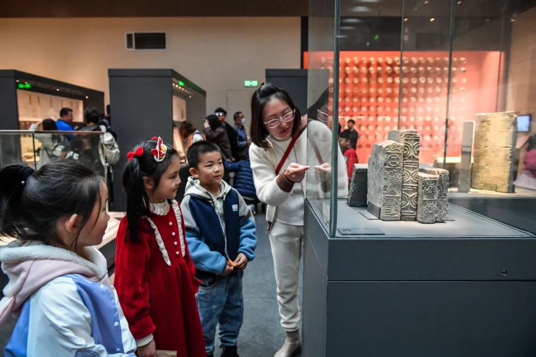 清明假期,游客市民有序游览南京六朝博物馆.