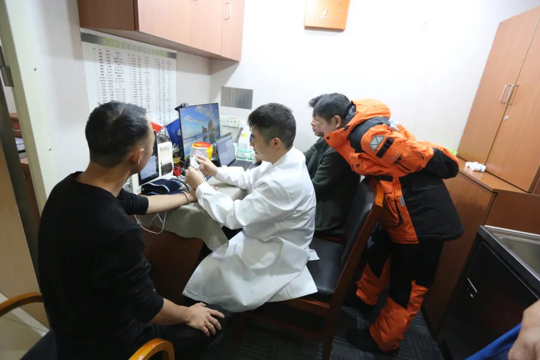 “雪龙”号的“健康管家”陈界正在为队员们做健康体检。王少勇 摄