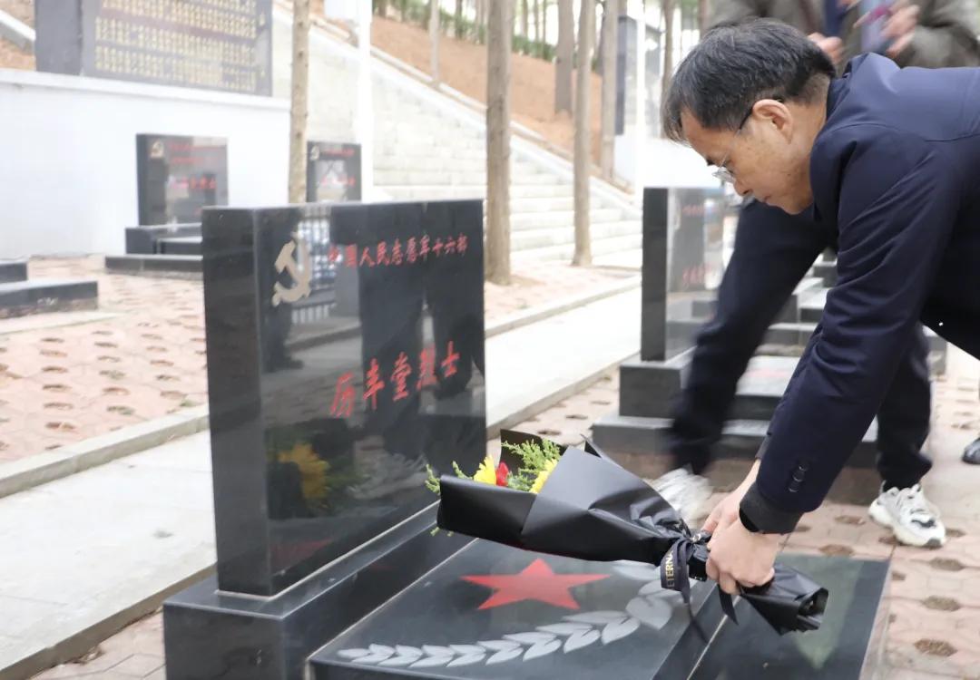 江苏省灌云县县领导代烈士亲属扫墓_新浪财经_新浪网