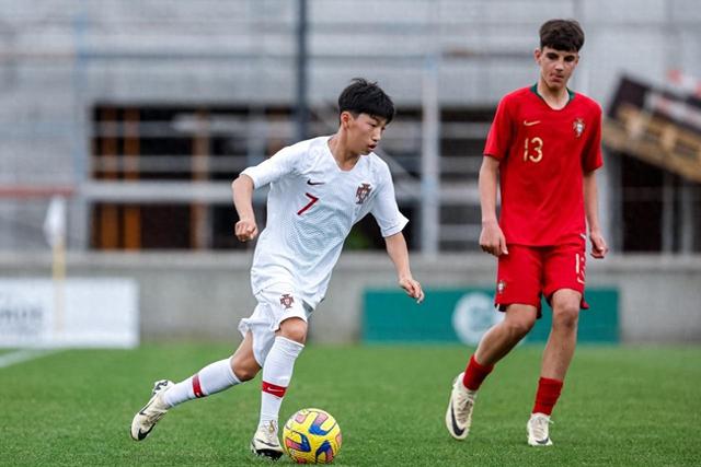 14岁王磊身披葡萄牙国少7号球衣，中国足球还有机会争取这位本菲卡核心