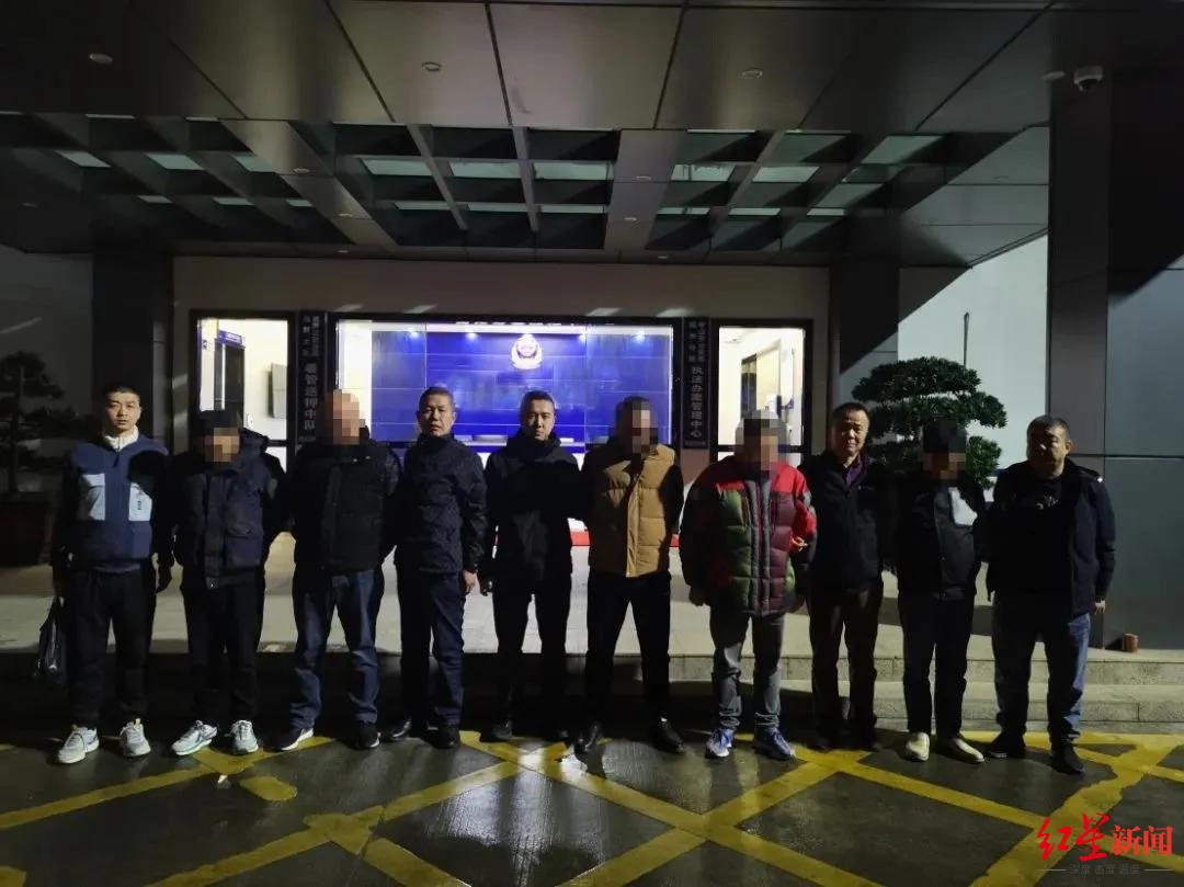 警方抓获犯罪嫌疑人"我从网上购买的一条香烟有问题……"今年2月,一