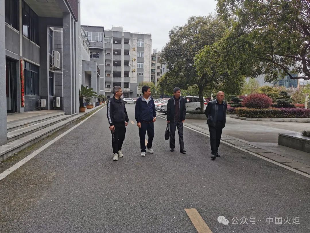 4月8日下午,都匀市关工委常务副主任林艺,市委组织部副部长,市老干局