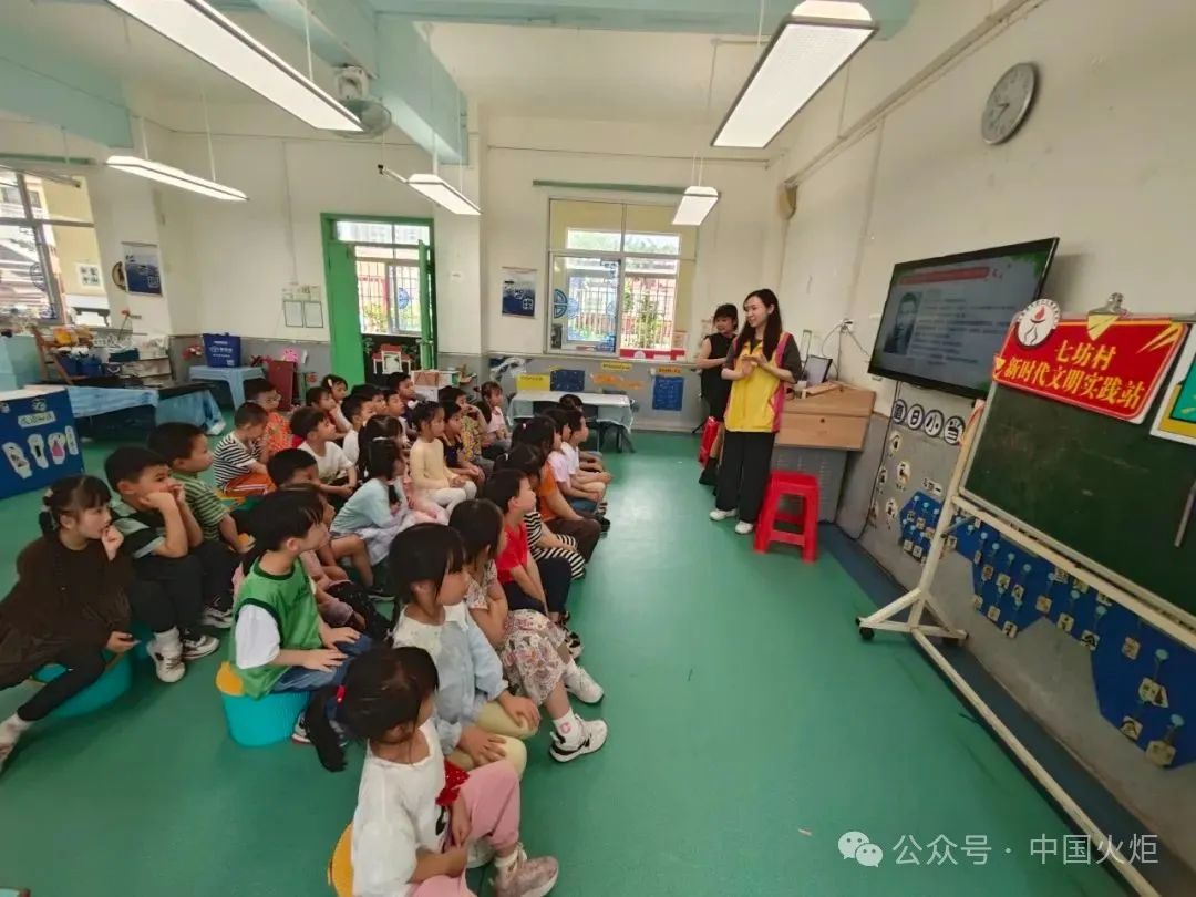 4湖南省长沙市4月7日,开福区教育局关工委副主任洪清到开福区金沙小学