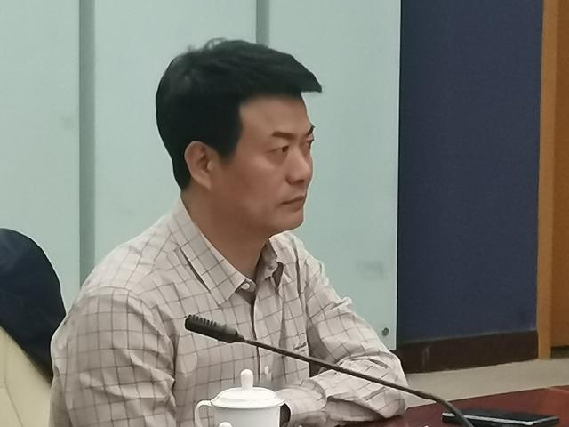 作家杜阳林在《立秋》研讨会上。 樊江洪摄